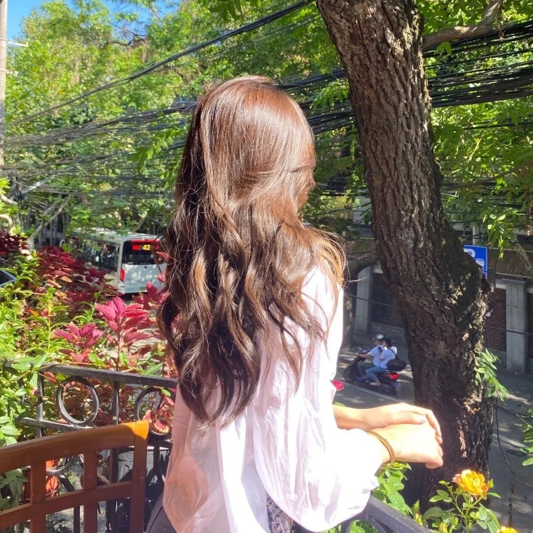 穿黄睡衣的女孩